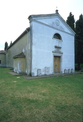 L'interno e gli affreschi