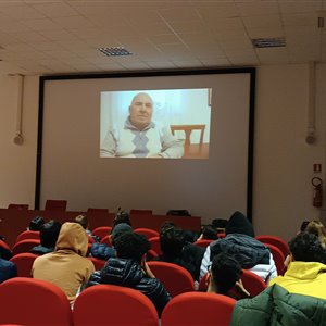 Visione della testimonianza video di Duilio Castelli (fondatore Associazione Esposti Amianto di Monfalcone) durante il Percorso di Avvicinamento al Tema Amianto 