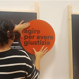 L’allestimento della mostra Te lo racconto io l’amianto